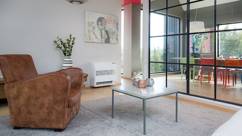 Stue med sofa og bord