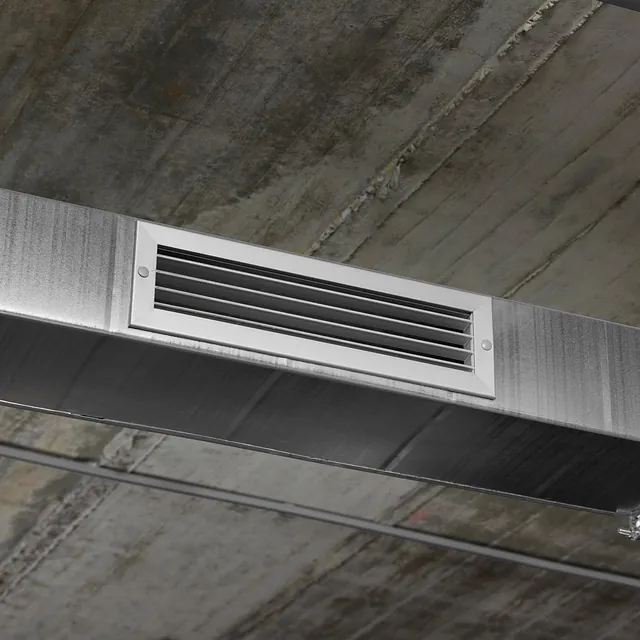 Ventilasjonskanal med luftinntak montert i taket.